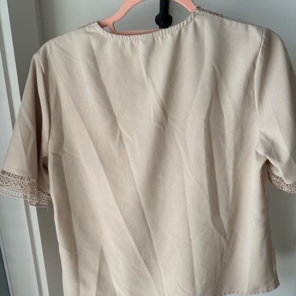 Cream & Gold V-Neck - Picture 4 of 5